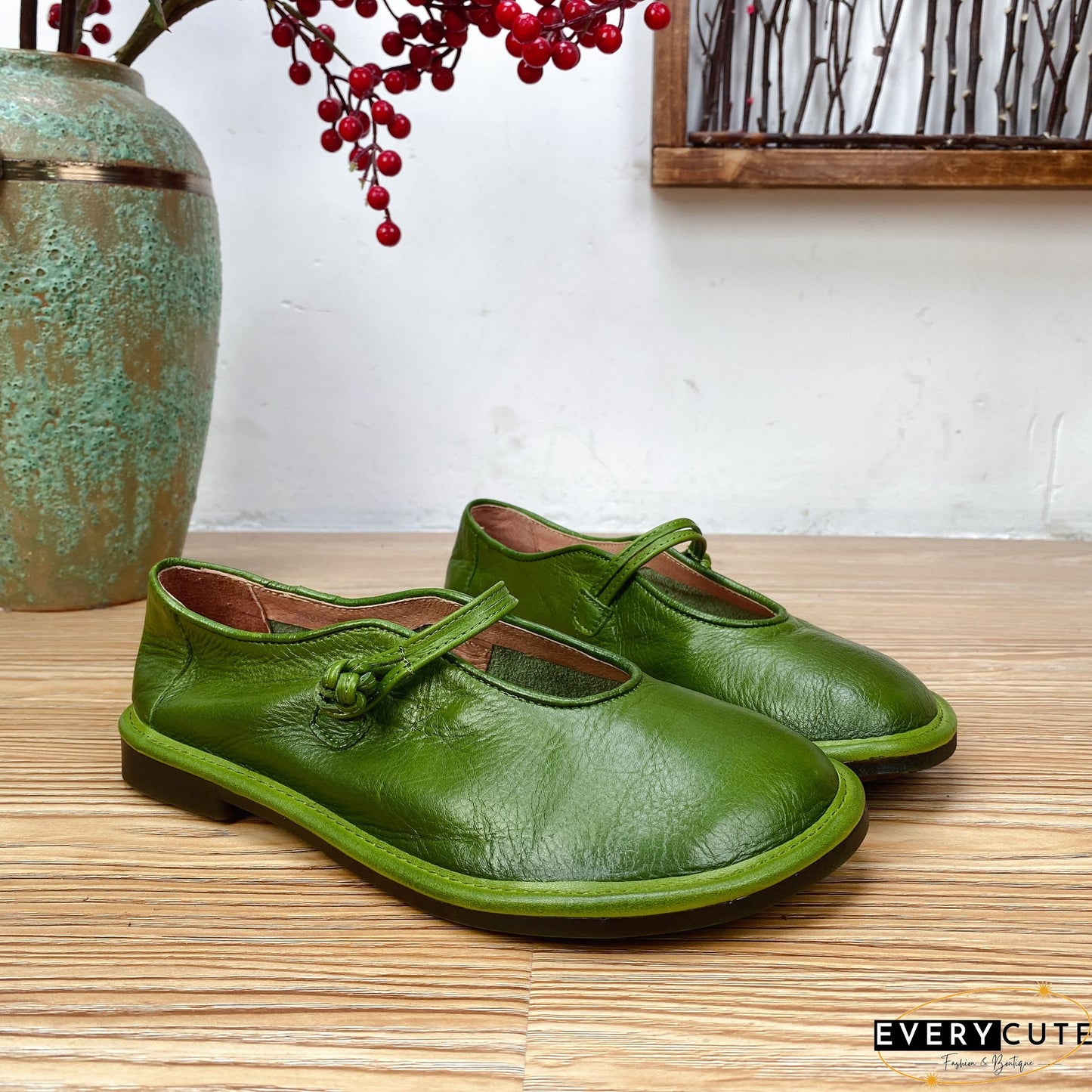 Comfortable Solid Green Flat Feet Shoes Cowhide Leather Upper Buckle Strap Flat Shoes