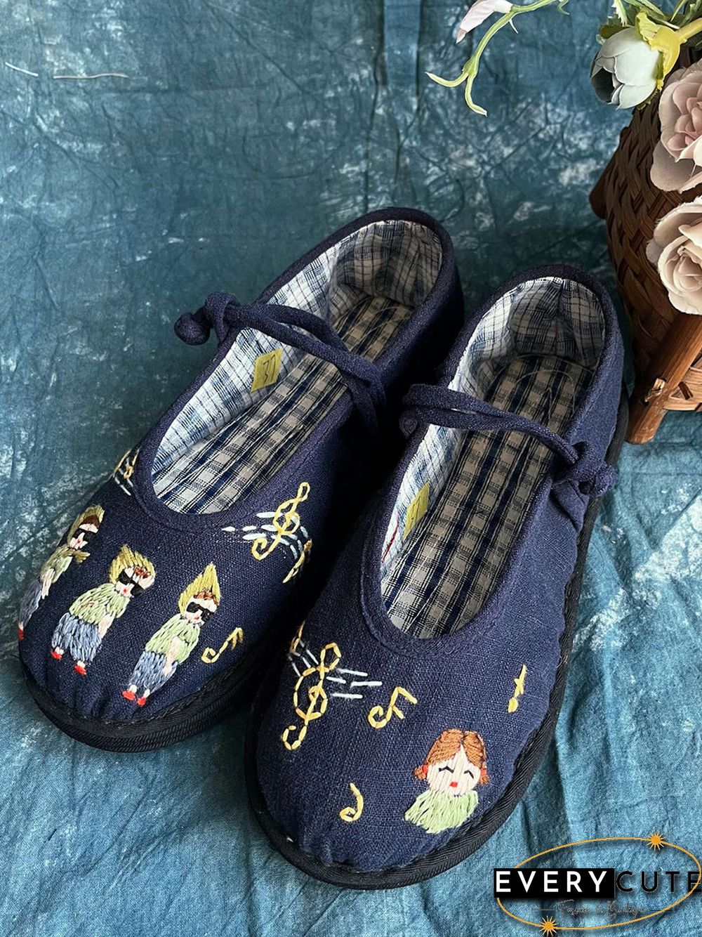 Women Vintage Cartoon Embroidery Cloth Shoes