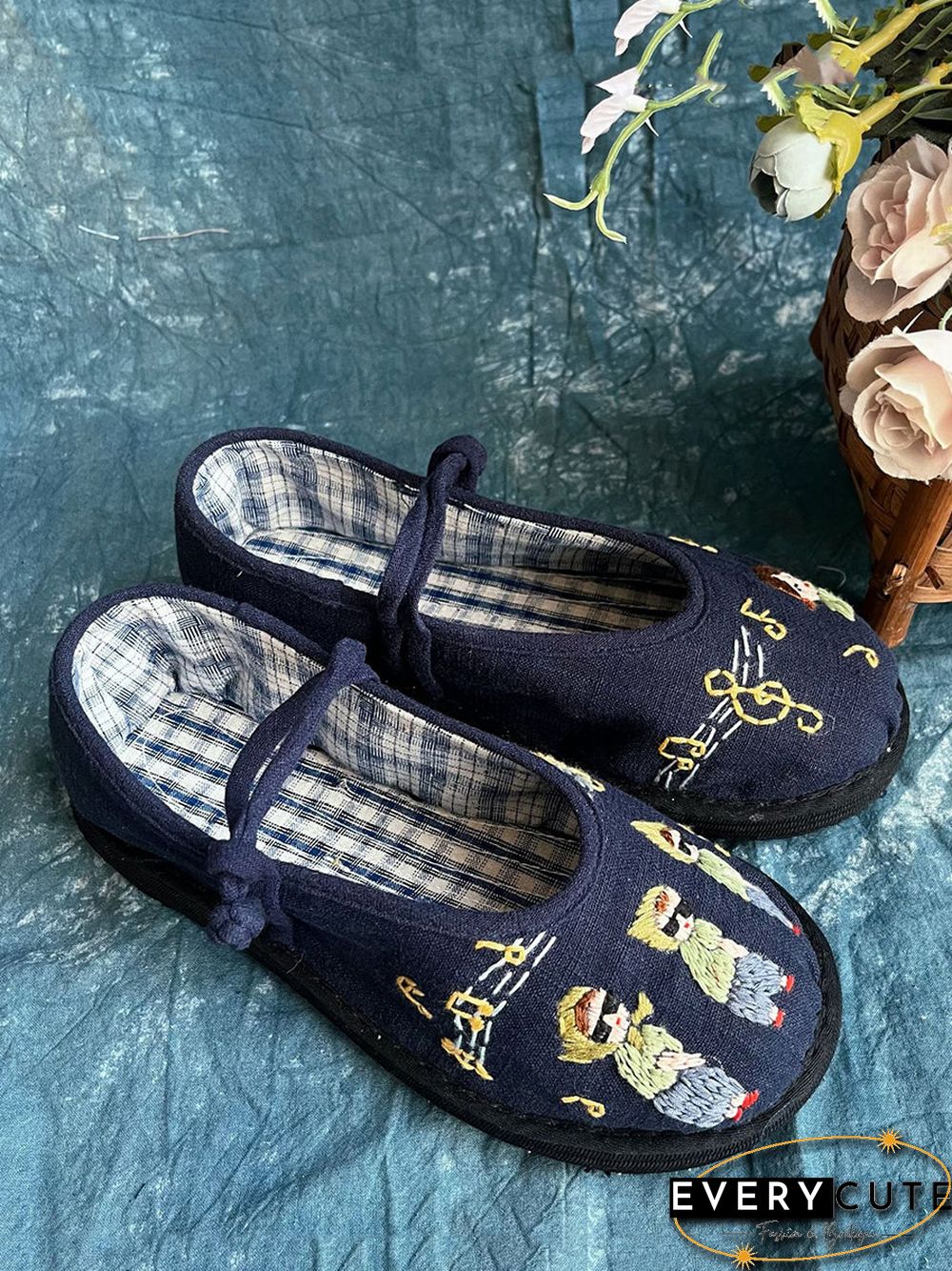 Women Vintage Cartoon Embroidery Cloth Shoes