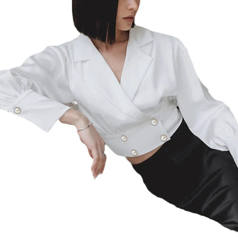 Blouse with a prominent waistband and sophisticated pearl buttons