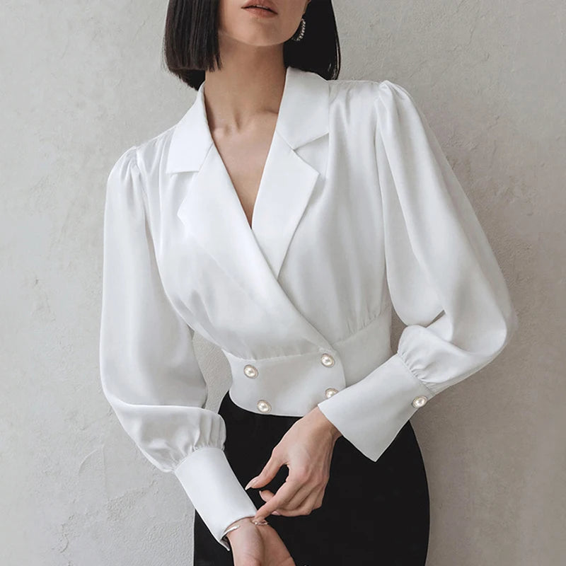 Blouse with a prominent waistband and sophisticated pearl buttons