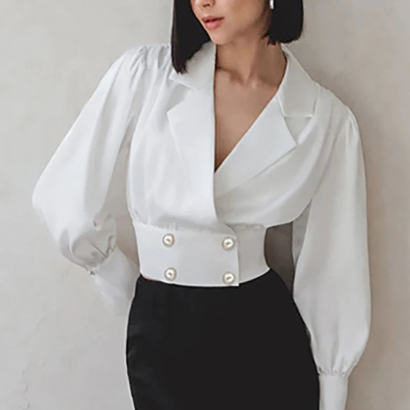 Blouse with a prominent waistband and sophisticated pearl buttons