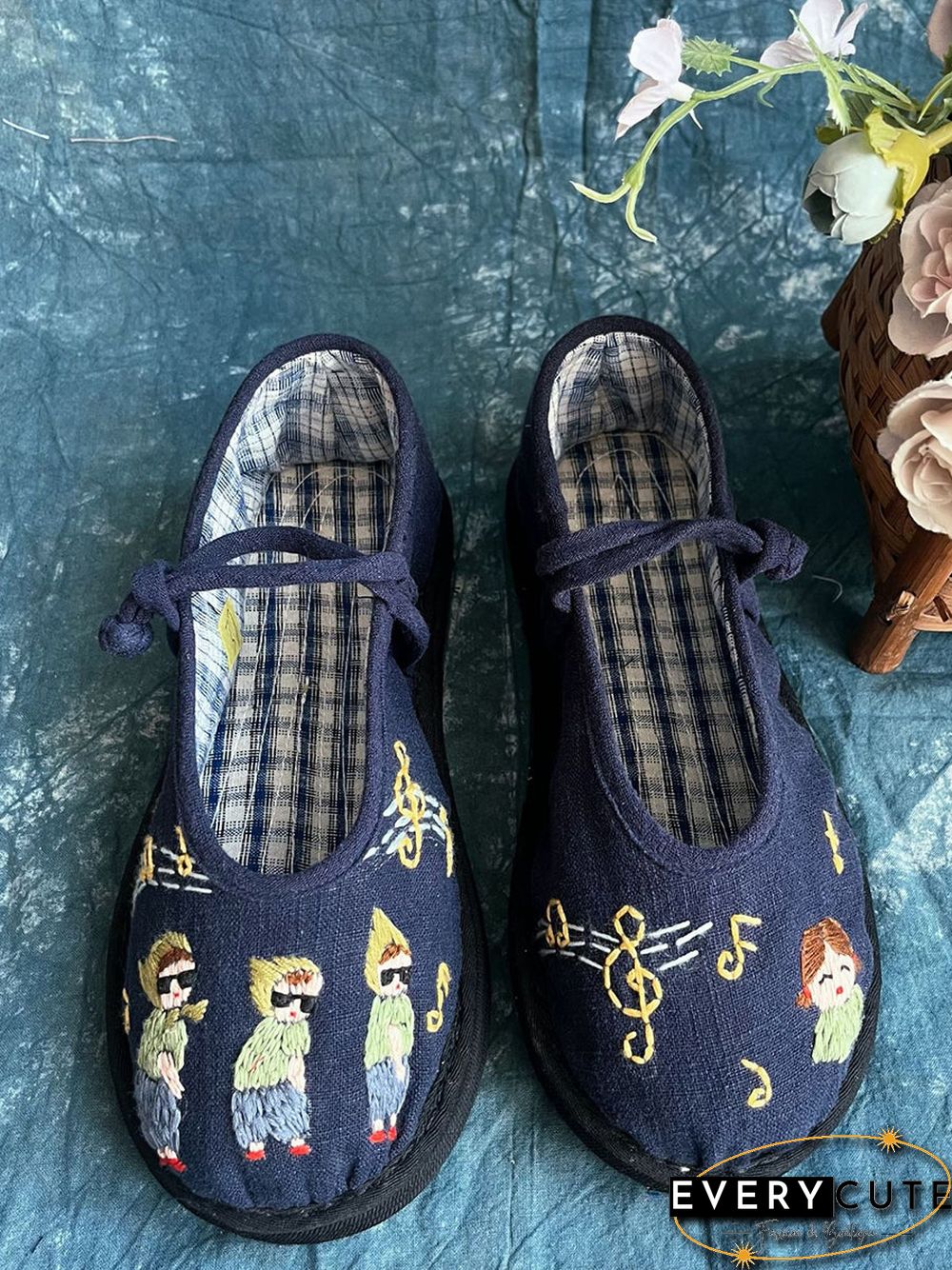 Women Vintage Cartoon Embroidery Cloth Shoes